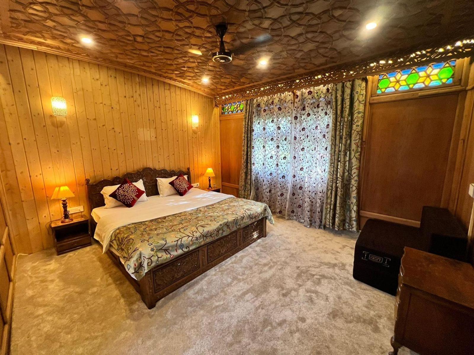 فندق بيكوك هاوسبوتس Srīnagar المظهر الخارجي الصورة