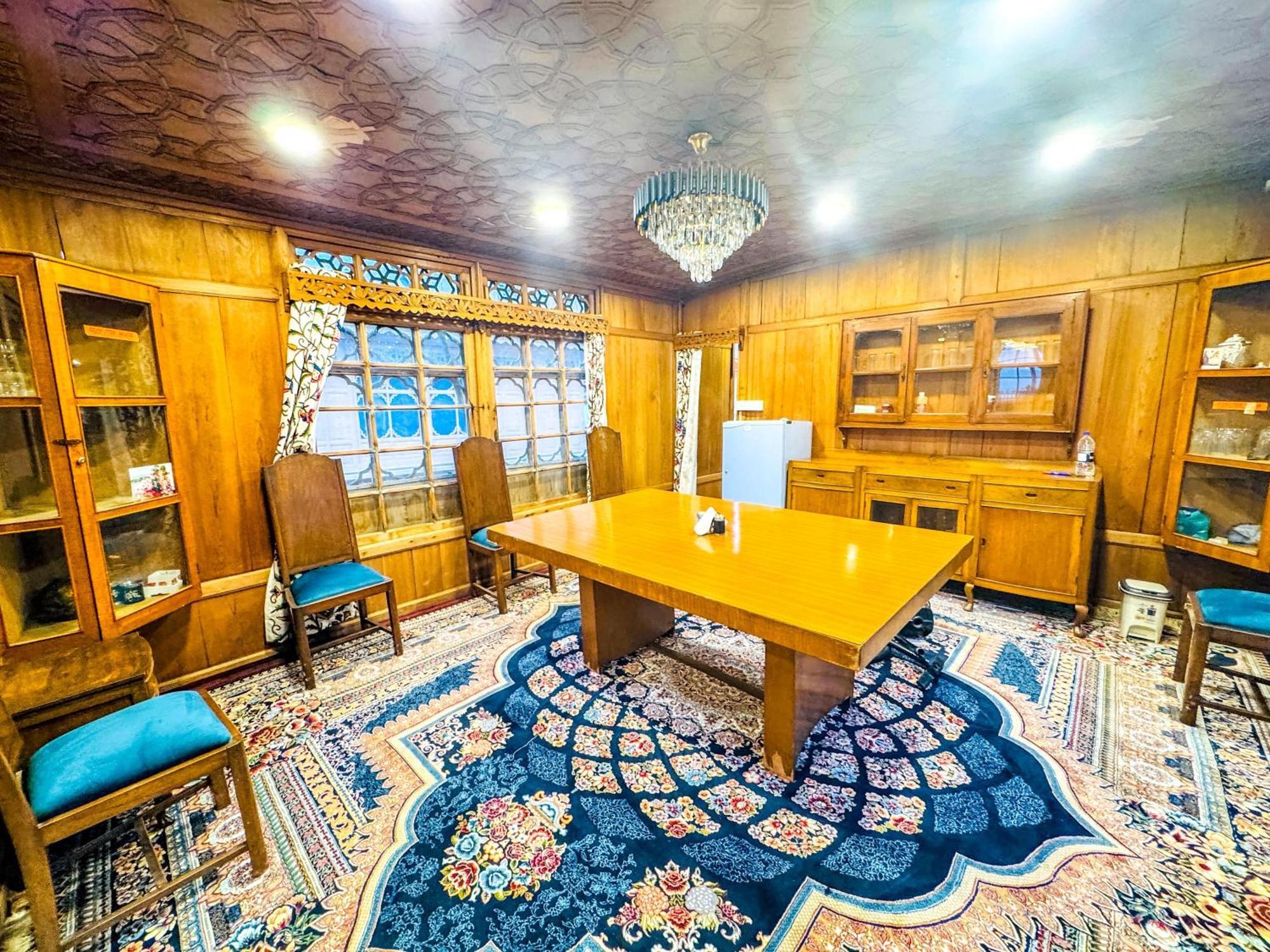 فندق بيكوك هاوسبوتس Srīnagar المظهر الخارجي الصورة