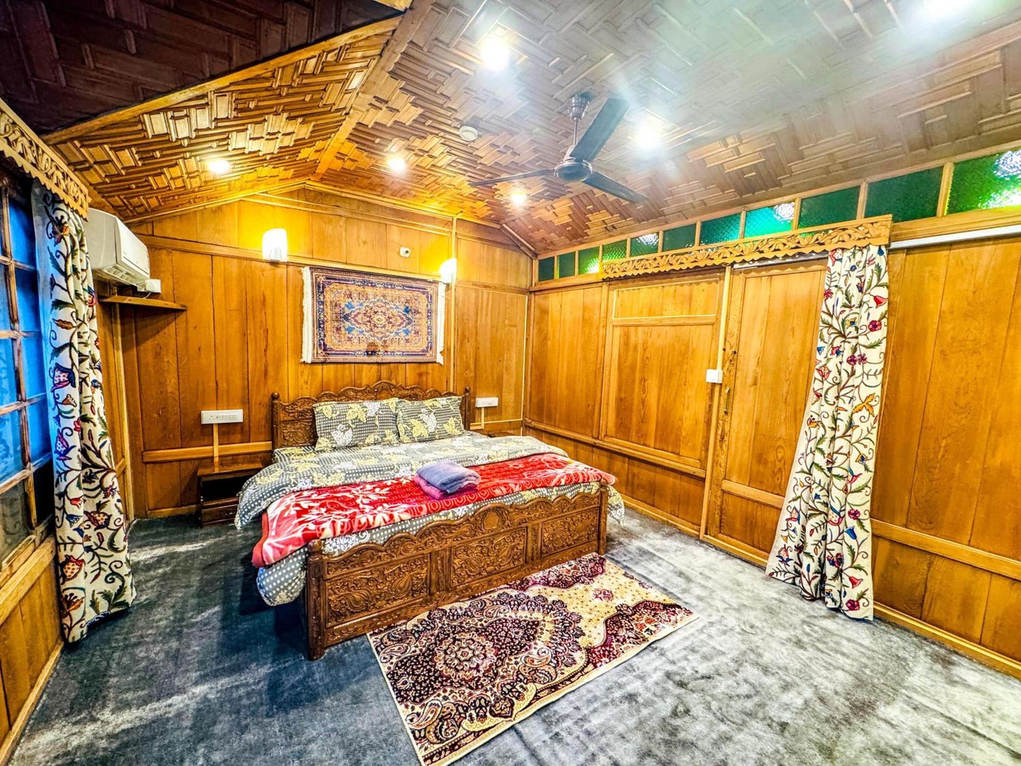 فندق بيكوك هاوسبوتس Srīnagar المظهر الخارجي الصورة